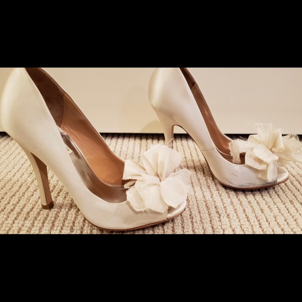 Badgley Mischka peep toe satin heels with chiffon brooch size 7